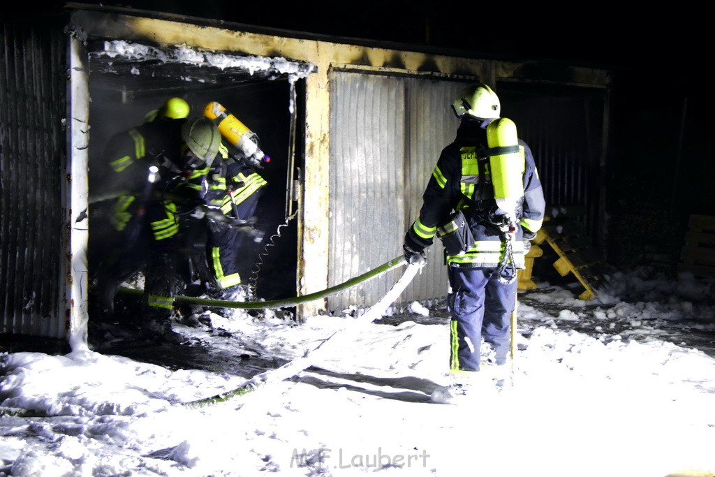 Feuer Hinterhof Garagen Koeln Hoehenberg Olpenerstr P057.JPG - Miklos Laubert